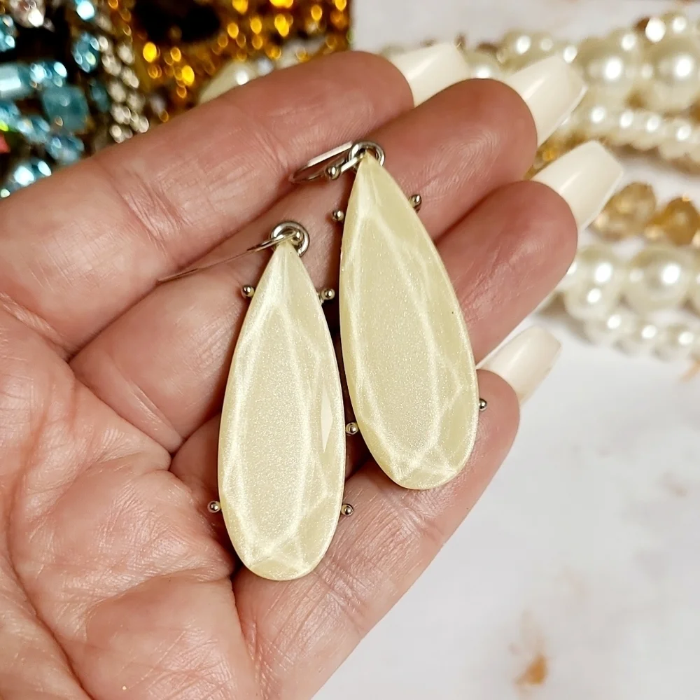 Irresdescent Ivory Teardrop Dangle Silver Earrings